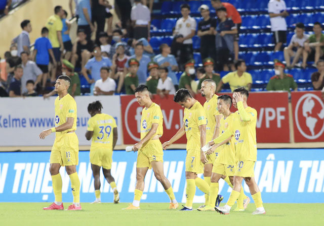 Cầu thủ Nam Định buồn bã rời sân sau một trận cầu không như ý - Ảnh: Phan Tùng