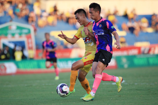 Sài Gòn FC (phải) phải nhận trận thua vỡ mặt tại sân Thanh Hóa ở vòng 7 - Ảnh: Phan Tùng