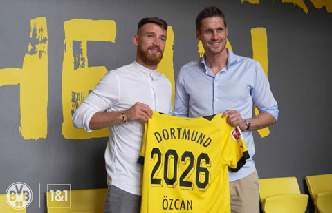 Lãnh đạo CLB Dortmund đặt rất nhiều kỳ vọng khi ký hợp đồng với tiền vệ Salih Ozcan (trái)