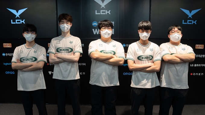 Fredit BRION từng để thua 8 trận liên tiếp ở lượt đi vòng bảng LCK mùa Hè 2022.