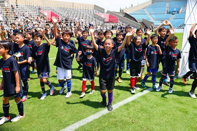 Những cầu thủ nhí Nhật Bản có vinh dự được thi đấu với các ngôi sao PSG
