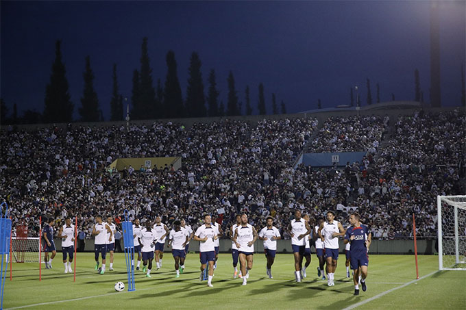 Khoảng 13.000 fan đã tới sân theo dõi buổi tập của các cầu thủ PSG
