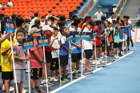 Gần 200 VĐV đến từ 19 đơn vị, CLB quần vợt khắp cả nước