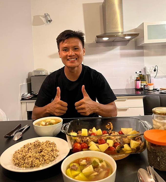 Quang Hải và thành quả của anh sau khi tự tay vào bếp ở Pháp - Ảnh: Nguyễn Đắc Văn