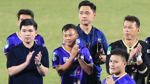 Chủ tịch Đỗ Vinh Quang (bìa trái) trong ngày Quang Hải nói lời chia tay Hà Nội FC 	Ảnh: ĐỨC CƯỜNG