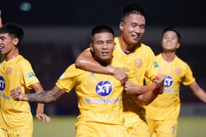 Niềm vui của cầu thủ Nam Định khi ghi bàn. Ảnh: Tùng Hoàng
