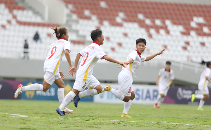 U18 nữ Việt Nam thắng 9-0 trước U18 nữ Singapore 