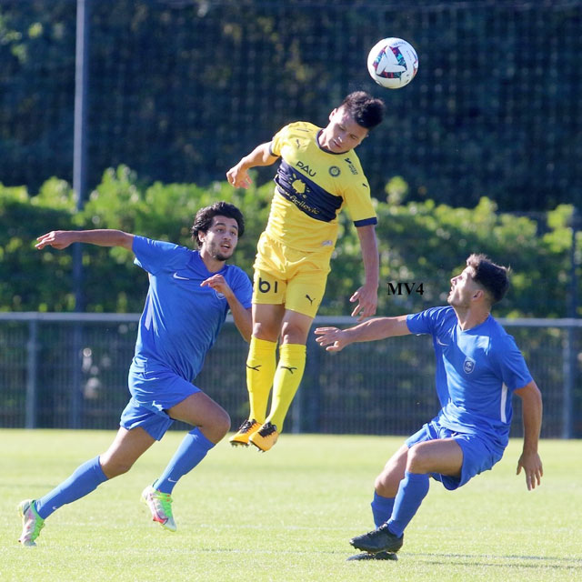 Quang Hải nỗ lực đánh đầu trong một trận giao hữu cùng Pau FC