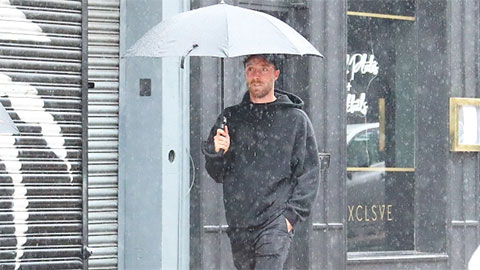 Eriksen bát phố dưới cơn mưa tại Manchester