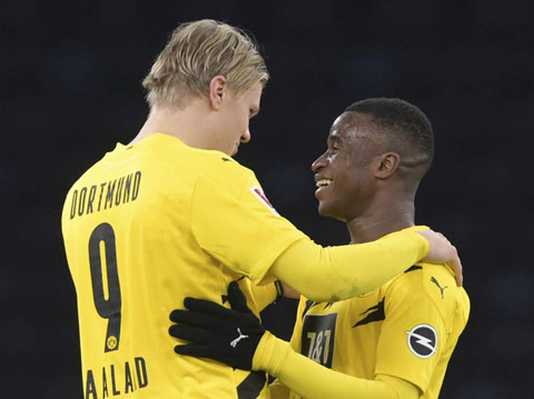 Theo nhiều chuyên gia, dù còn rất trẻ nhưng Moukoko (phải) đủ sức thay thế siêu Haaland ở Dortmund
