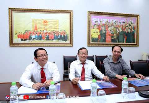 GS.TSKH.BS. Dương Quý Sỹ – Chủ tịch Hội VSSM (ngoài cùng bên trái) trao đổi cùng đại diện LĐBĐVN