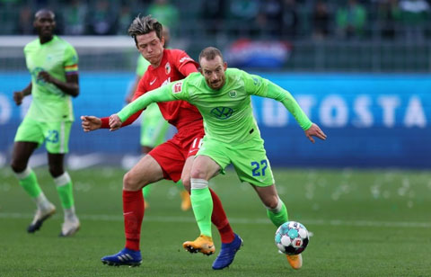 Arnold (phải) nhiều khả năng sẽ được chọn làm đội trưởng của Wolfsburg ở mùa giải 2022/23