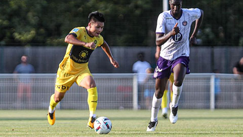 Quang Hải ghi 2 bàn trong buổi đá nội bộ của Pau FC 