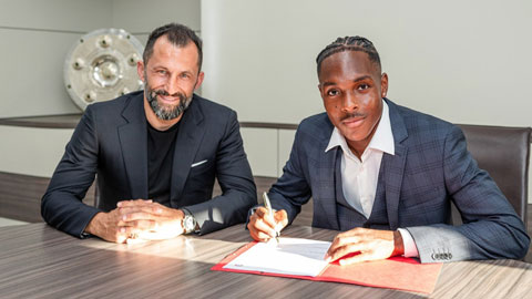 Cầu thủ trẻ Mathys Tel (phải) trong lễ ký bản hợp đồng lịch sử với CLB Bayern Munich