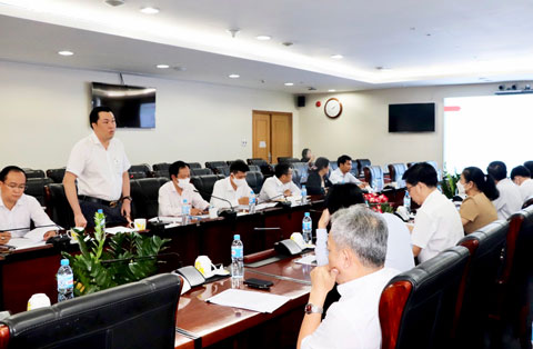 Ông Cao Văn Chóng - PGĐ Sở VHTTDL báo cáo phương án đề xuất xây dựng Khu liên hợp Công nghiệp Thể thao Bình Dương