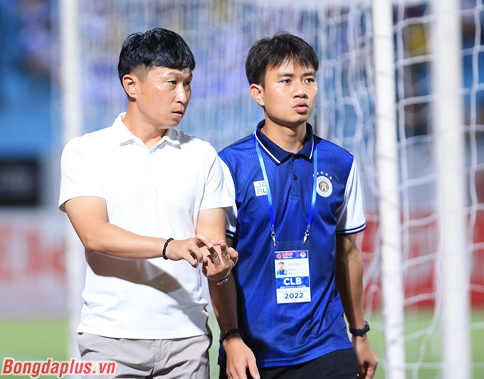 HLV Chun Jae Ho bị Covid-19 không thể chỉ đạo trận gặp SLNA -Ảnh: Đức Cường 