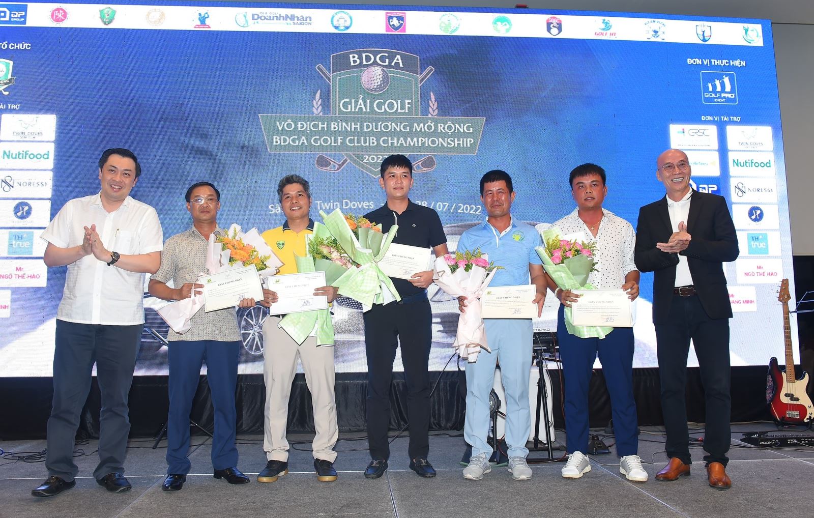 Ông Cao Văn Chóng - PGĐ Sở VHTTDL và ông Phạm Quang Minh -Chủ tịch Hội Golf tỉnh Bình Dương trao giấy chứng nhận cho các VĐV xuất sắc đại diện tham dự Đại hội Thế thao toàn quốc năm 2022