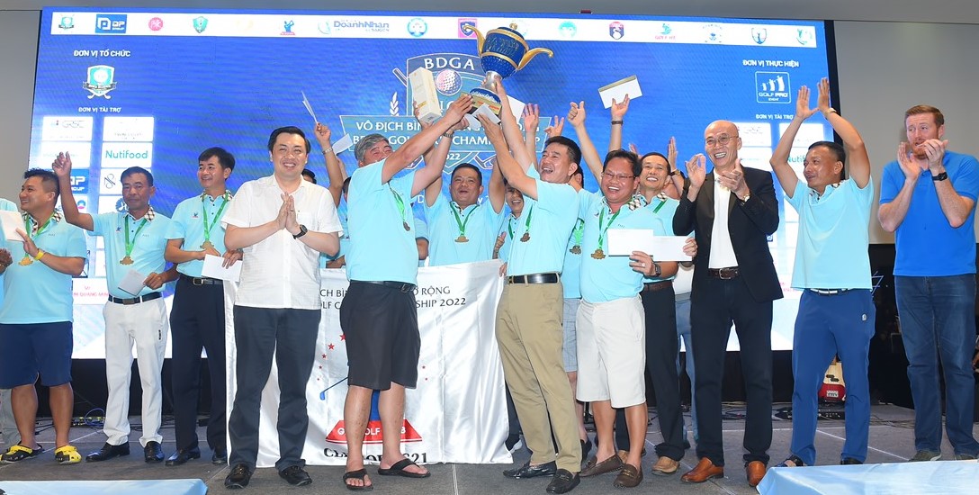 Ông Cao Văn Chóng - PGĐ Sở VHTTDL và ông Phạm Quang Minh -Chủ tịch Hội Golf tỉnh Bình Dương trao cúp vô địch cho CLB G21