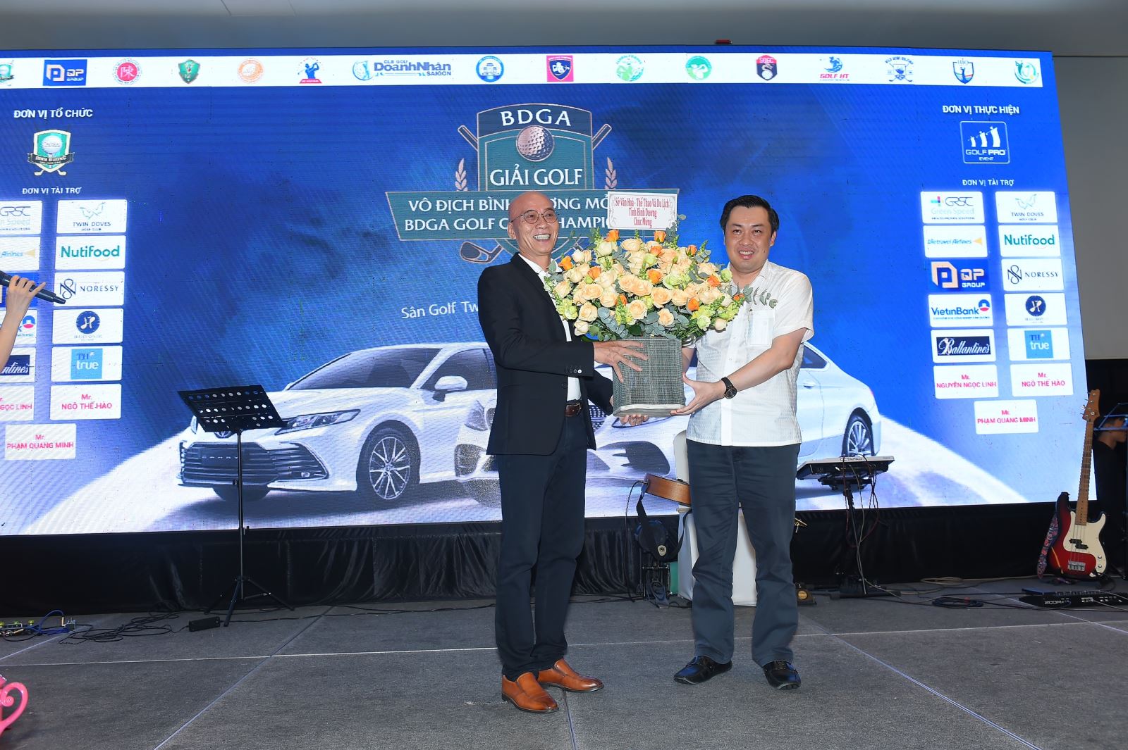 Ông Cao Văn Chóng - PGĐ Sở VHTTDL tặng hoa chúc mừng Hội Golf tỉnh Bình Dương