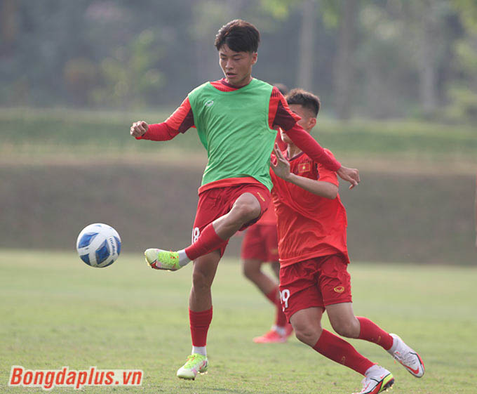 Cũng trong buổi tập này, HLV Nguyễn Quốc Tuấn đã chia nhóm thi đấu đối kháng và thử nghiệm đội hình chính cho U16 Việt Nam, nhằm hướng tới trận đấu với U16 Singapore vào ngày 31/7. 