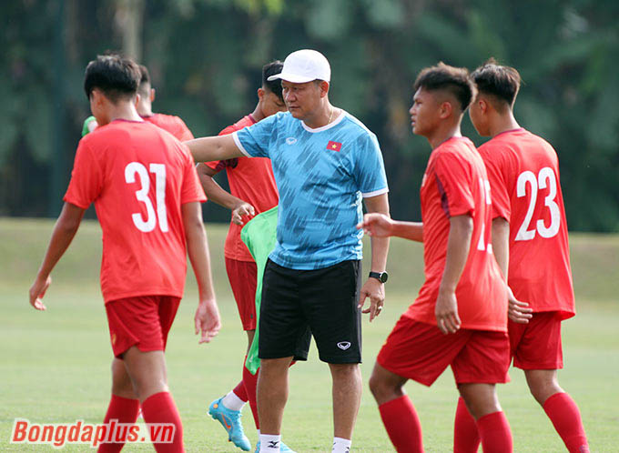 Đội tuyển U16 Việt Nam đã có buổi tập đầu tiên tại Indonesia, trong khuôn viên của trường quốc tế Yogyakarta. Trong bối cảnh 2 ngày nữa là trận đấu với U16 Singapore diễn ra, thầy trò HLV Nguyễn Quốc Tuấn tích cực và nghiêm túc rèn luyện
