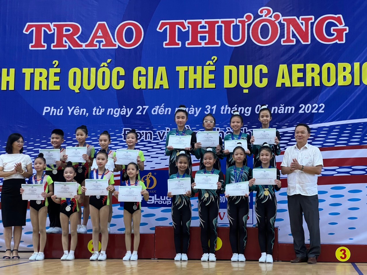  Đội tuyển trẻ Aerobic Bình Dương (áo xanh) giành HCV nhóm 8 (Ảnh T.H)