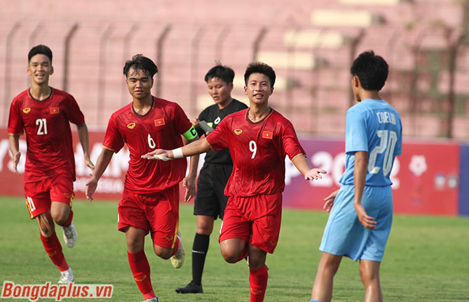 U16 Việt Nam ghi 3 bàn trong hiệp 1 - Ảnh: Thiên Minh