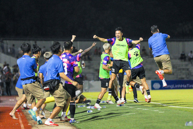 Màn ăn mừng đầy cảm xúc của các cầu thủ Sài Gòn FC sau khi giành chiến thắng trước HL Hà Tĩnh - Ảnh: CTV