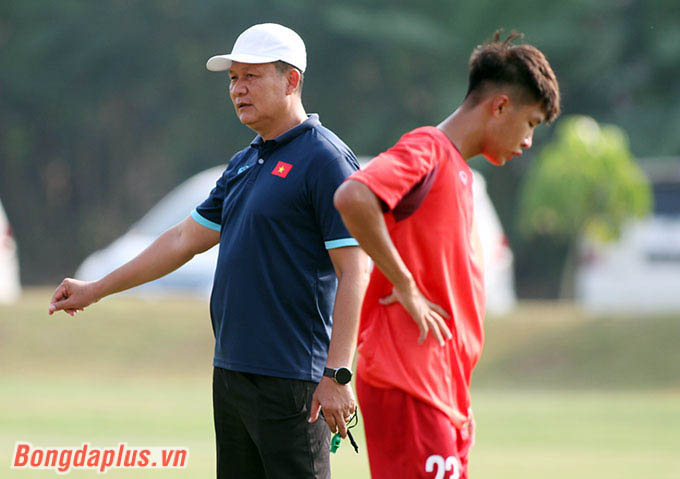 Trong buổi tập này, HLV Nguyễn Quốc Tuấn cho cầu thủ chạy cánh trái - Vi Đình Thượng nghỉ ngơi. 