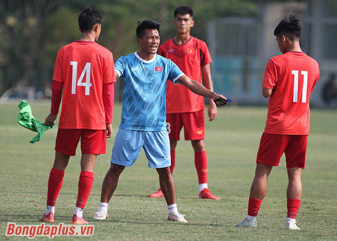 Nhóm còn lại tập luyện chuyên môn cùng HLV Nguyễn Quốc Tuấn.
