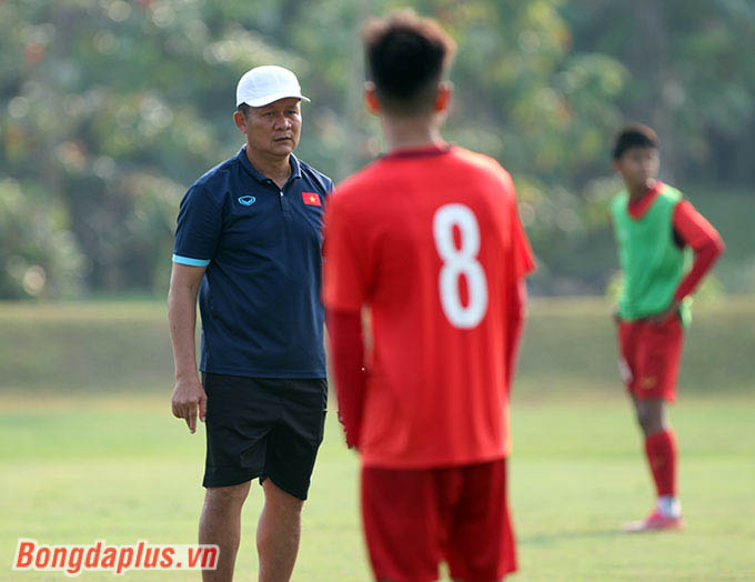 Ở phần sau xoay quanh chuyên môn, U16 Việt Nam bắt đầu rèn đấu pháp để đối phó với U16 Philippines. 
