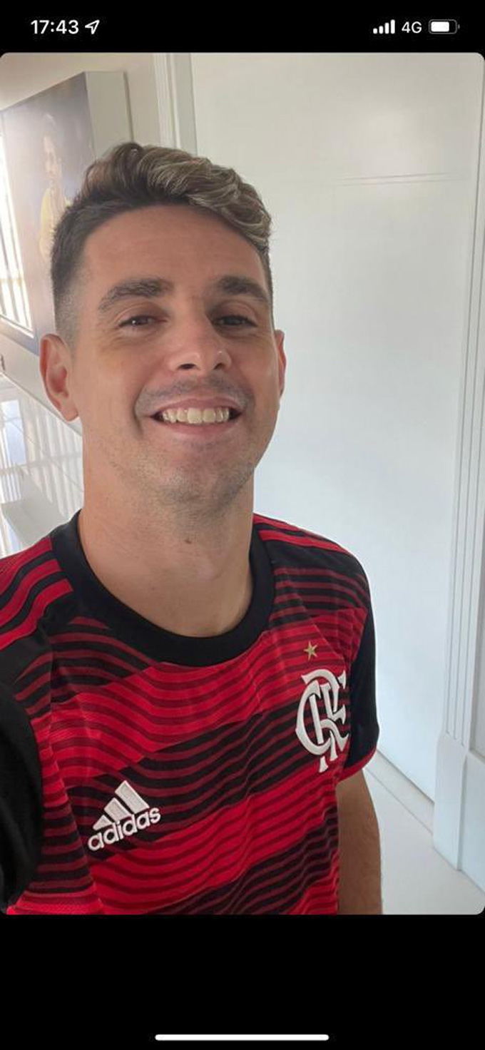 Oscar khoe chụp ảnh với chiếc áo đấu của Flamengo