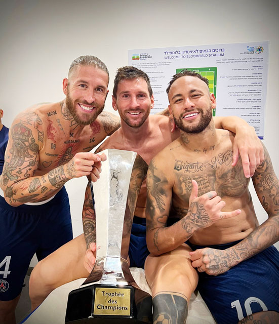 Ramos, Messi và Neymar ăn mừng danh hiệu Siêu Cúp Pháp trong phòng thay đồ của PSG