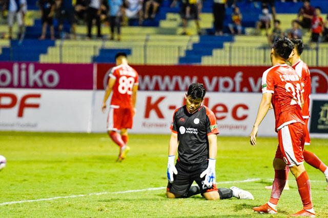 Hàng thủ của Viettel sụp đổ trong trận thua Thanh Hóa - Ảnh: Phan Tùng
