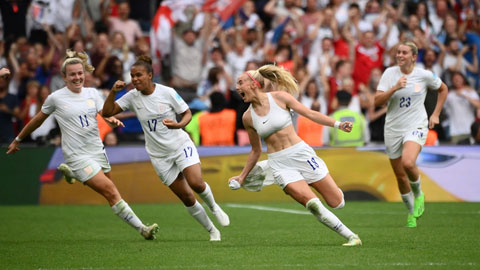 Niềm vui của các cô gái Anh sau bàn quyết định ở trận chung kết với đối thủ Đức ở EURO 2022