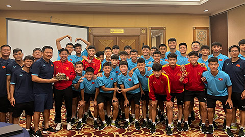 Trưởng đoàn Hoàng Anh Tuấn ước điều bất ngờ trong ngày đón sinh nhật với U16 Việt Nam