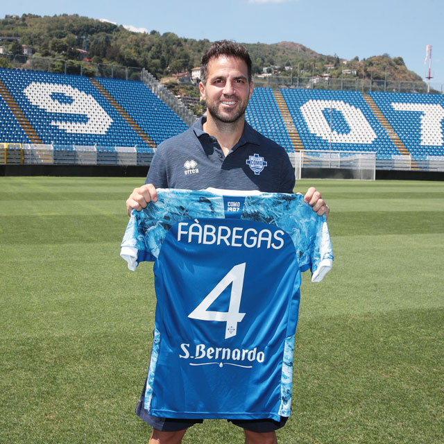 Fabregas cầm áo đấu và ký tên cho NHM ở Como