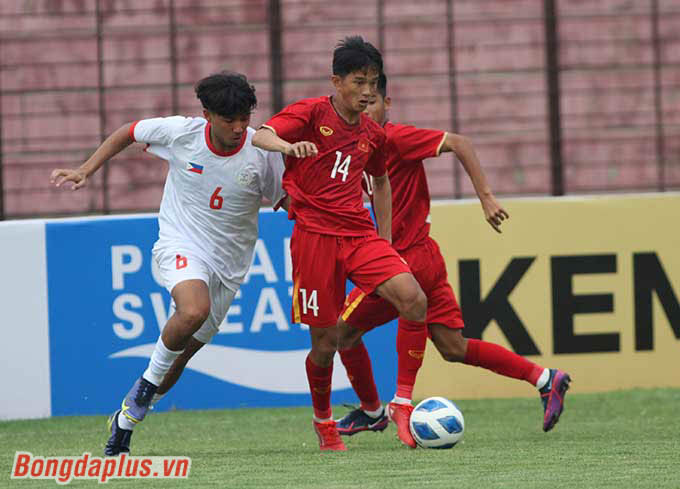 U16 Việt Nam dồn lên tấn công nhưng gặp nhiều khó khăn trong việc chọc thủng lưới đối thủ 