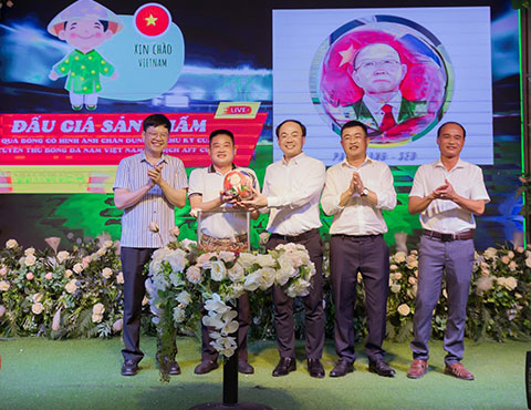 Anh Lê Minh Dương vui mừng khi "báu vật" của mình được đấu giá thành công và chuyển cho chủ nhân mới dưới sự chứng kiến của Chủ tịch và Phó chủ tịch thường trực UBND tỉnh Bắc Kạn