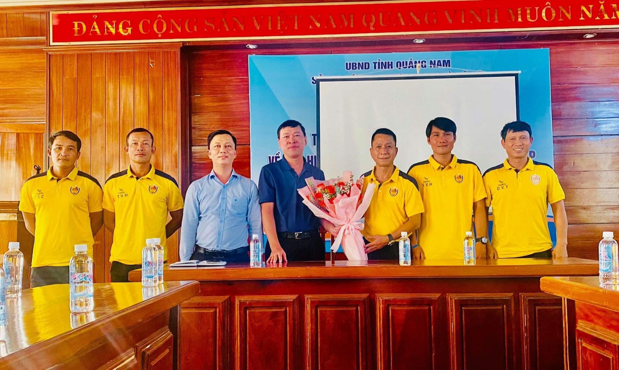 Quảng Nam FC ra mắt BHL mới với HLV trưởng Văn Sỹ Sơn và có sự tăng cường của trợ lý Huỳnh Quốc Anh 