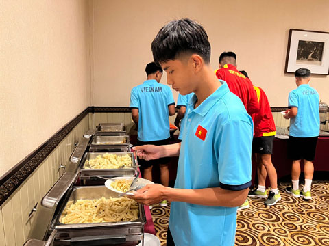 Bữa ăn của U16 Việt Nam tại Indonesia rất đa dạng, phù hợp với khẩu vị các cầu thủ 	Ảnh: TRÍ CÔNG