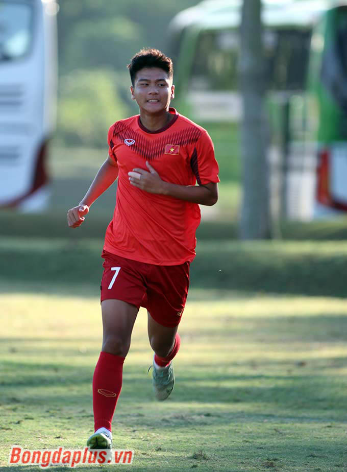 Khác với các buổi tập trước, HLV Nguyễn Quốc Tuấn cùng các cầu thủ U16 Việt Nam rèn quân vào lúc 16h00 chiều, tức là muộn hơn 1 tiếng đồng hồ so với trước đó. 
