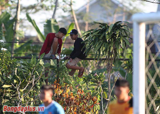 2 cổ động viên Indonesia đu lên hàng rào xem U16 Việt Nam tập luyện