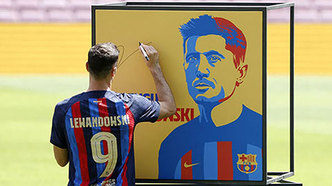 Số áo Lewandowski mặc ở Barca là số mấy?