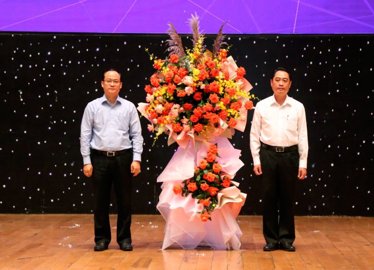 Ông Nguyễn Khoa Hải, Giám đốc Sở Văn hóa Thể thao và Du lịch, thay mặt Lãnh đạo tỉnh Bình Dương tặng hoa chúc mừng Tổng công ty Becamex IDC – Đơn vị sáng lập giải