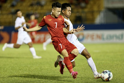 HLV Gong Oh Kyun đã dự khán trận đấu của U19 Việt Nam (áo đỏ) vừa qua 	Ảnh: CTV