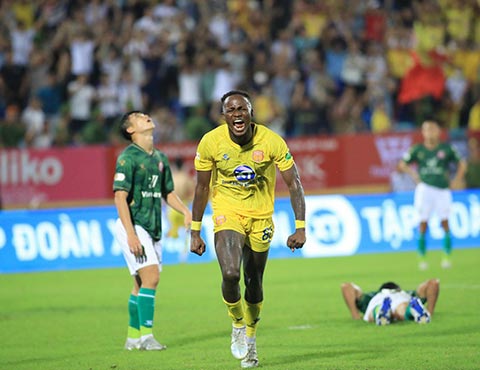 Tiền đạo Mansaray bất ngờ có màn ra mắt ấn tượng, ghi bàn cho Nam Định. Ảnh: Phan Tùng