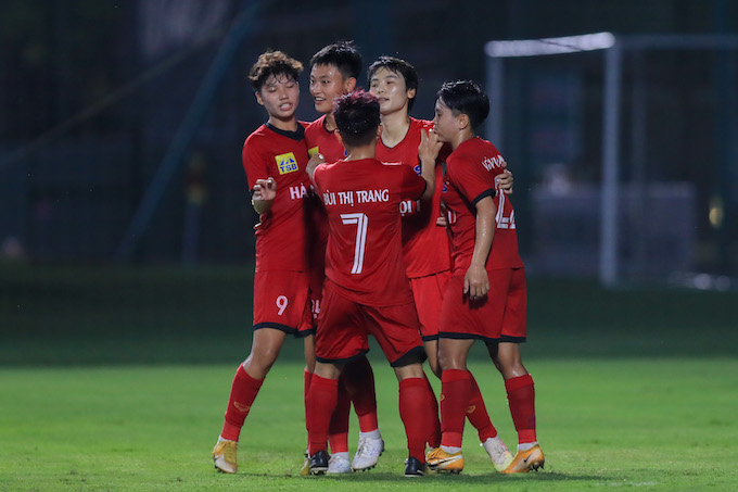 Niềm vui của các cầu thủ Hà Nội 1 khi ghi bàn thắng vào lưới PP.Hà Nam 1. Ảnh: Minh Dân