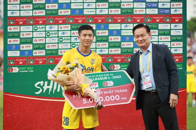 Phan Văn Đức nhận danh hiệu Cầu thủ ghi bàn thắng đẹp nhất tháng 7. Ảnh: Đức Cường