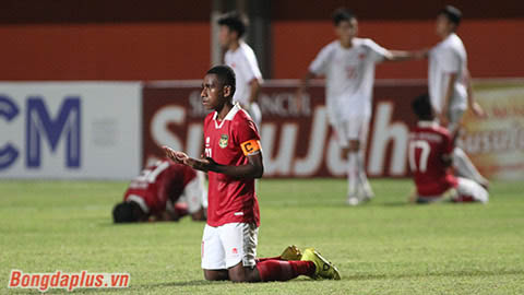 U16 Indonesia quỳ xuống sân cầu nguyện sau khi thắng được U16 Việt Nam 